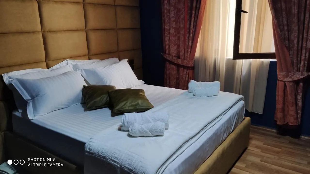 Meg Klaus Hotel Тирана